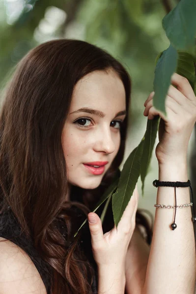 Hermosa joven en vestido negro con el pelo largo, super lindo un — Foto de Stock