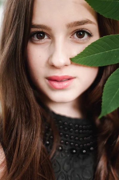 Hermosa joven en vestido negro con el pelo largo, super lindo un — Foto de Stock