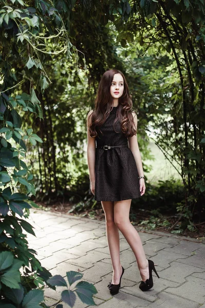 Hermosa joven en vestido negro con el pelo largo, super lindo un — Foto de Stock