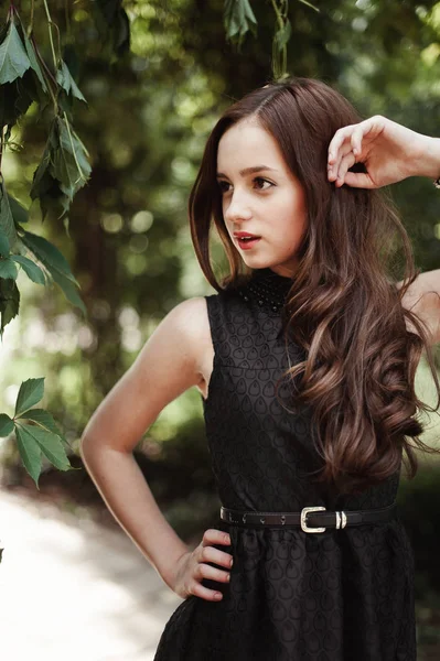 Uzun saçlı, süper sevimli siyah elbiseli güzel genç kız bir