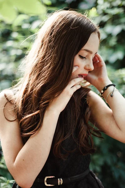 Hermosa joven en vestido negro con el pelo largo, super lindo un — Foto de Stock