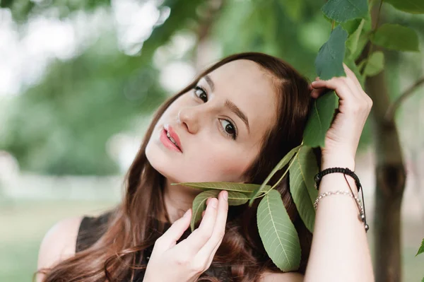 Uzun saçlı, süper sevimli siyah elbiseli güzel genç kız bir