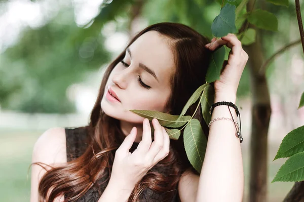 Hermosa joven en vestido negro con el pelo largo, super lindo un — Foto de Stock