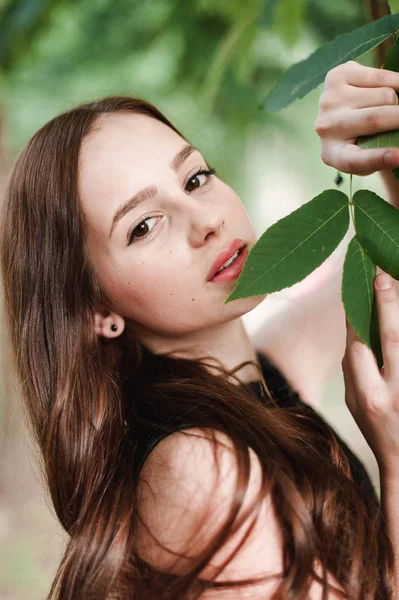 Uzun saçlı, süper sevimli siyah elbiseli güzel genç kız bir