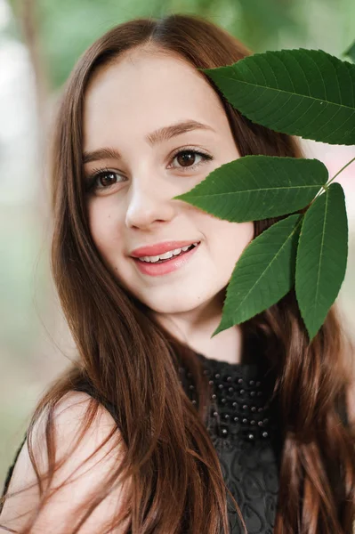 Uzun saçlı, süper sevimli siyah elbiseli güzel genç kız bir