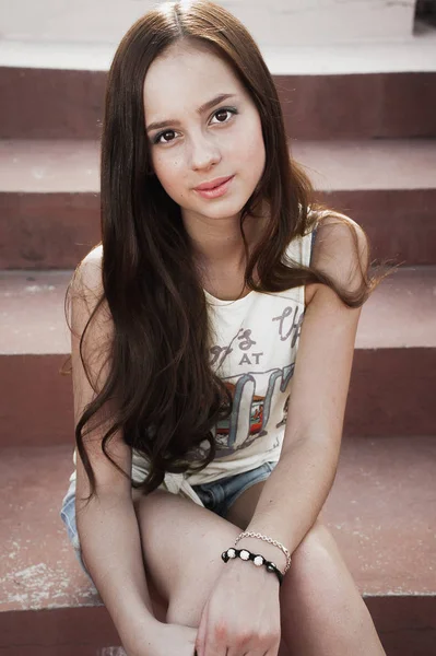 Kız Açık eğleniyor. Güzel kız okul Stadı'nda oturan. 