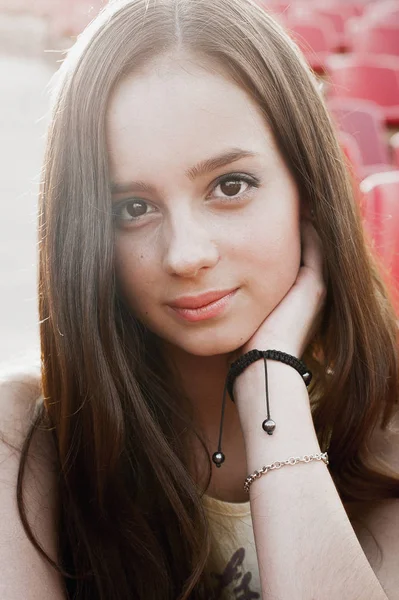 Kız Açık eğleniyor. Güzel kız okul Stadı'nda oturan. 