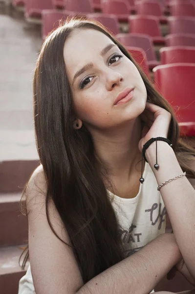 Kız Açık eğleniyor. Güzel kız okul Stadı'nda oturan. 