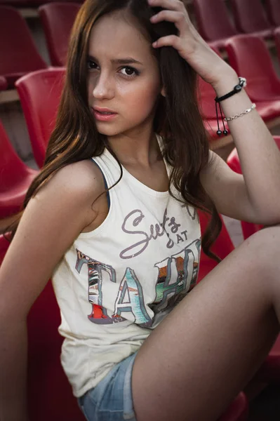 Kız Açık eğleniyor. Güzel kız okul Stadı'nda oturan. 