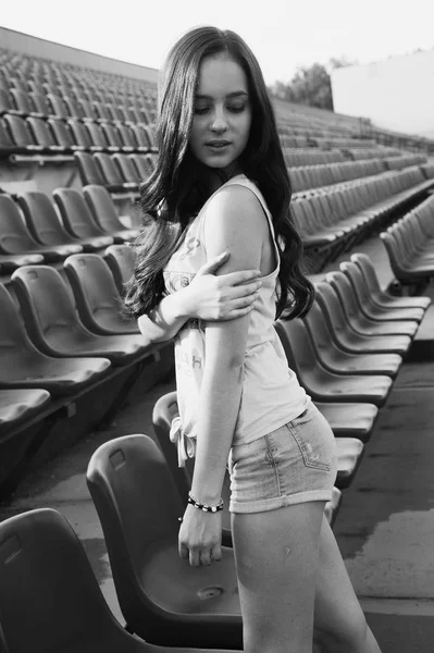 Kız Açık eğleniyor. Güzel kız okul Stadı'nda oturan. 