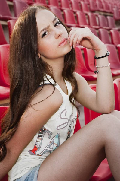 Kız Açık eğleniyor. Güzel kız okul Stadı'nda oturan. 