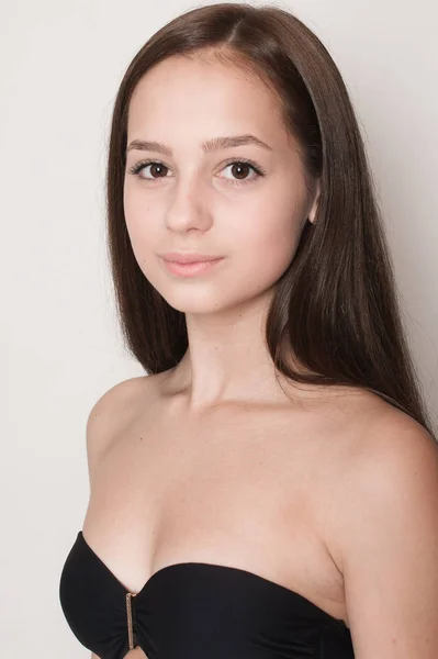 Friendly smiling young woman portrait studio shot — Stock Photo, Image