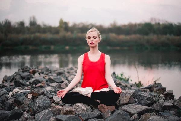 Young girl doing yoga fitness exercise outdoor near river landscape. Evening sunset, Namaste Lotus pose. Meditation and Relax — Stock Photo, Image