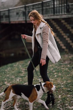 Oynamak ve eğlenmek açık parkta evde beslenen hayvan Estonya tazı köpeği ile genç hippi kız.