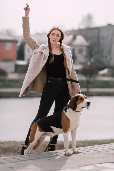 Unga hipster flicka med hennes husdjur estniska hund hund spela och ha roligt utomhus i parken. — Stockfoto