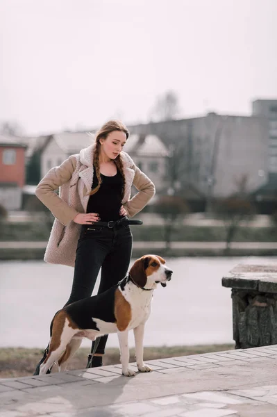 Unga hipster flicka med hennes husdjur estniska hund hund spela och ha roligt utomhus i parken. — Stockfoto