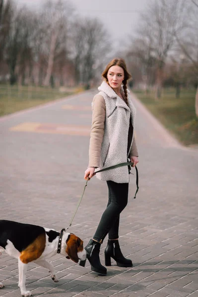 Unga hipster flicka med hennes husdjur estniska hund hund spela och ha roligt utomhus i parken. — Stockfoto