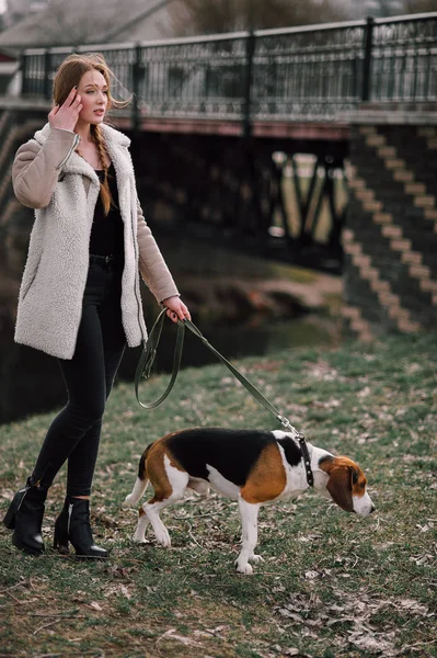 Unga hipster flicka med hennes husdjur estniska hund hund spela och ha roligt utomhus i parken. — Stockfoto