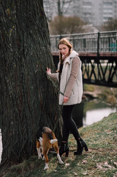 Unga hipster flicka med hennes husdjur estniska hund hund spela och ha roligt utomhus i parken. — Stockfoto