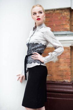 Resmi kıyafetler giyen genç ve güzel iş kadın