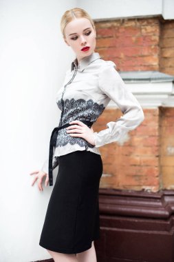 Resmi kıyafetler giyen genç ve güzel iş kadın