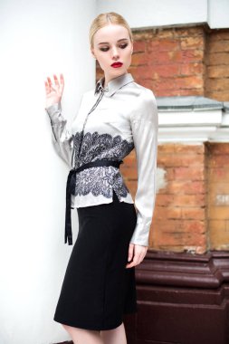 Resmi kıyafetler giyen genç ve güzel iş kadın