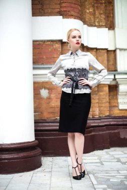 Resmi kıyafetler giyen genç ve güzel iş kadın