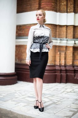 Resmi kıyafetler giyen genç ve güzel iş kadın