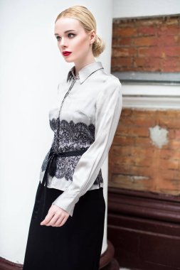 Resmi kıyafetler giyen genç ve güzel iş kadın