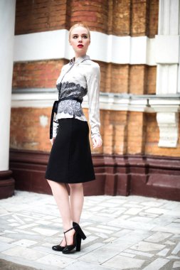 Resmi kıyafetler giyen genç ve güzel iş kadın