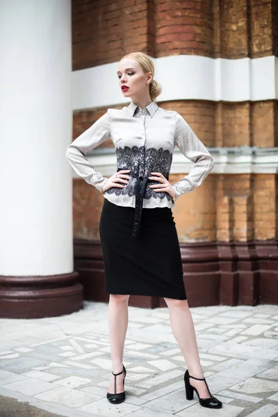 Resmi kıyafetler giyen genç ve güzel iş kadın