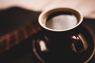 Kahve çikolata koyu arka plan üzerinde ahşap masa ve tahıllar ile