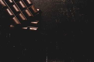 çikolata koyu arka plan üzerinde ahşap tablo