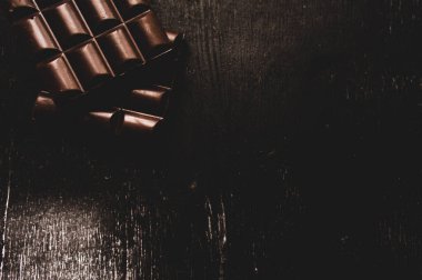 çikolata koyu arka plan üzerinde ahşap tablo