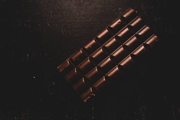 Csokoládé fa asztal sötét háttér — Stock Fotó