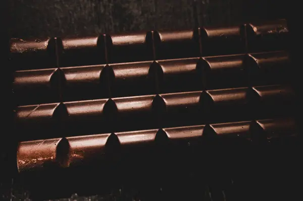 Шоколад на деревянном столе на темном фоне — стоковое фото