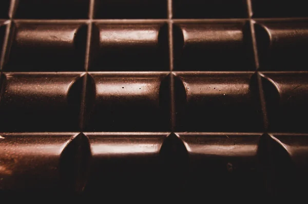 Шоколад на деревянном столе на темном фоне — стоковое фото