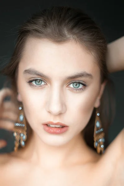 Retrato de bela mulher sensual com penteado elegante. Maquiagem noturna. Rapariga apanhada. Foto de moda — Fotografia de Stock