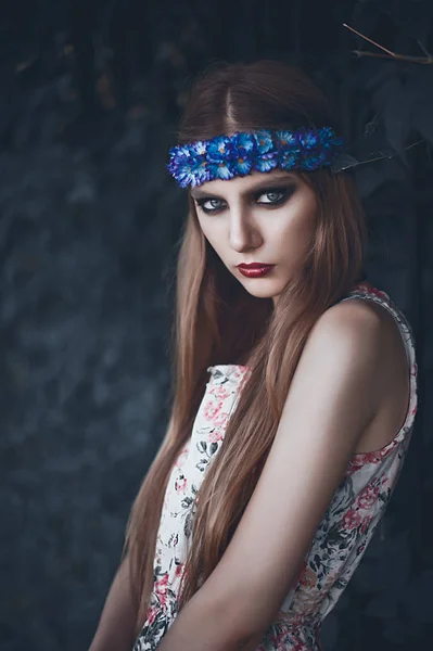 Retrato de Moda Mulher Bonita na Natureza. Modo de beleza pura — Fotografia de Stock