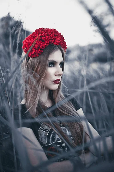 Retrato de la mujer hermosa de la moda en la naturaleza. Modo de belleza pura —  Fotos de Stock