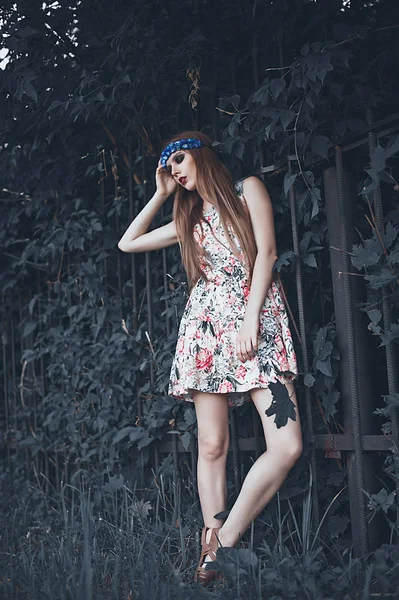 Retrato de Moda Mulher Bonita na Natureza. Modo de beleza pura — Fotografia de Stock