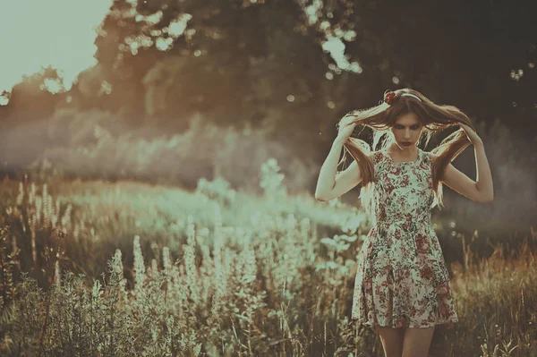 Retrato de la mujer hermosa de la moda en la naturaleza. Modo de belleza pura — Foto de Stock