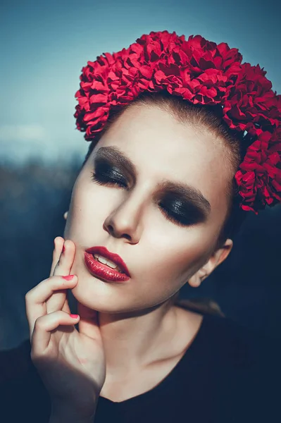 Retrato de la mujer hermosa de la moda en la naturaleza. Modo de belleza pura —  Fotos de Stock