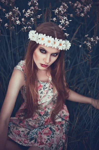 Retrato de Moda Mulher Bonita na Natureza. Modo de beleza pura — Fotografia de Stock