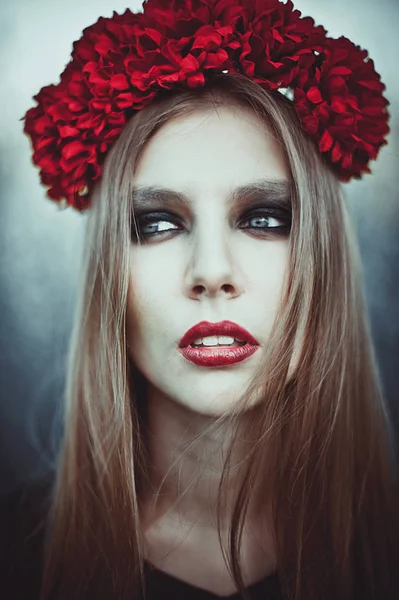 Retrato de la mujer hermosa de la moda en la naturaleza. Modo de belleza pura — Foto de Stock