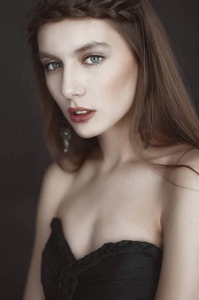 Portret van mooie sensuele vrouw met elegante kapsel. Avond make-up. Meisje pigtailed. Mode foto — Stockfoto