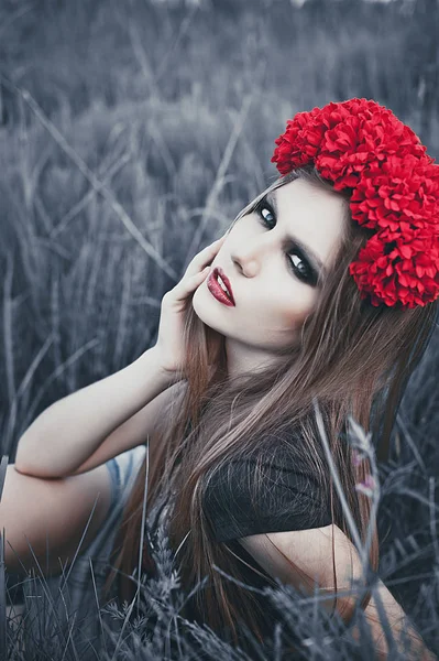 Retrato de la mujer hermosa de la moda en la naturaleza. Modo de belleza pura —  Fotos de Stock