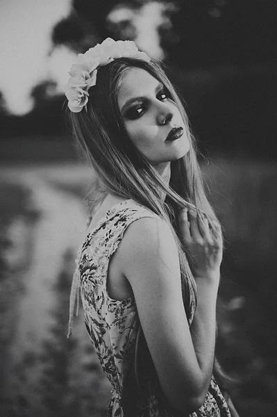 Retrato de la mujer hermosa de la moda en la naturaleza. Modo de belleza pura —  Fotos de Stock