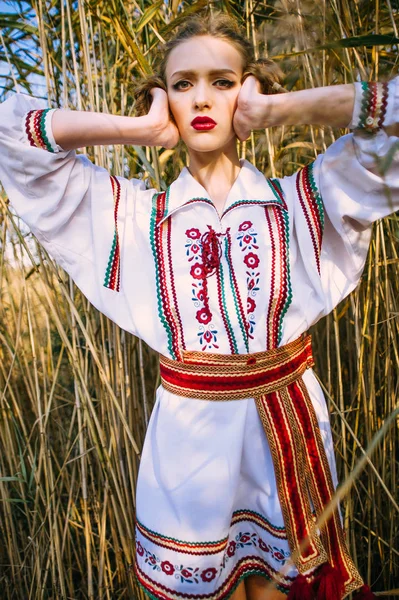 Jovem no campo de verão em roupas nacionais da Bielorrússia, fas — Fotografia de Stock