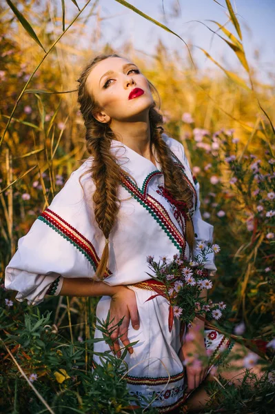 Chica joven en el campo de verano en ropa nacional de Bielorrusia, fas —  Fotos de Stock